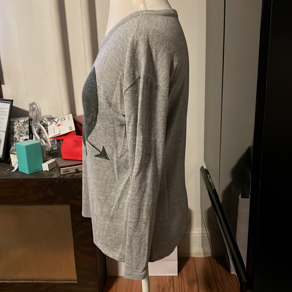 Chaser small lightweight sweatshirt grey with a dark gray heart in the middle - Picture 2 of 3